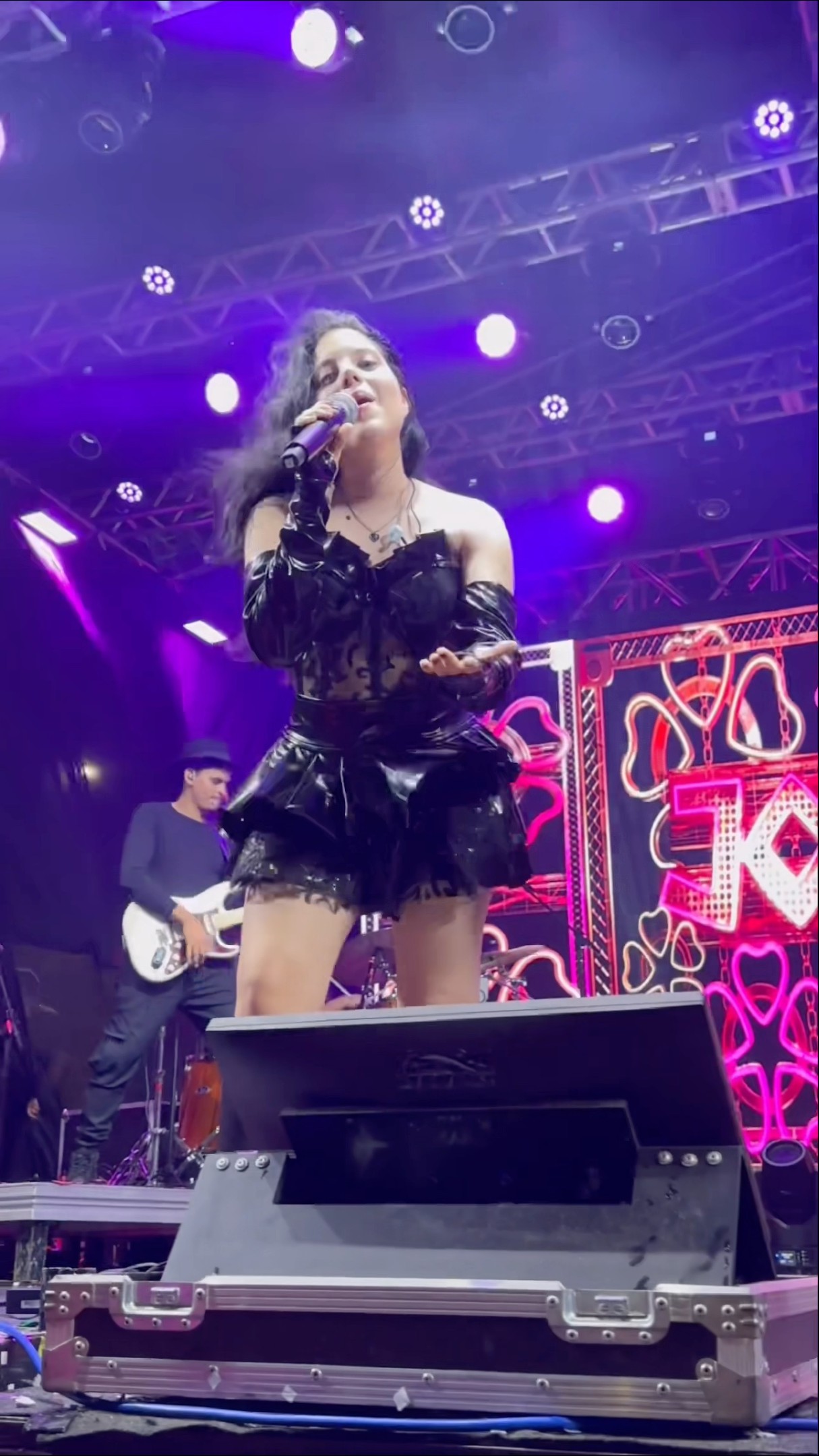 A filha da Joelma cantando Aviões do Forró
